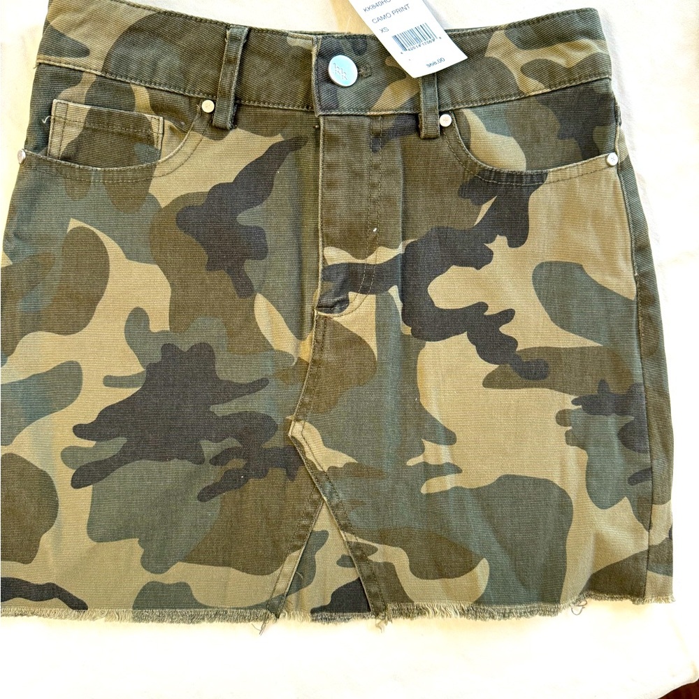 Kendall & Kylie camouflage denim skirt in size xs.